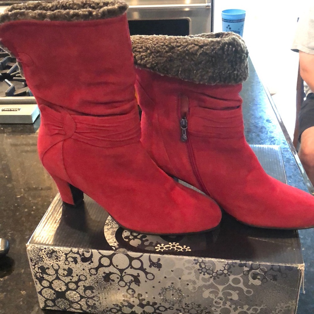 Blondo red suede booties with shearling liner 9.5